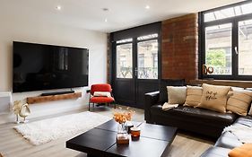 Stylish Penthouse With Outside Balcony!